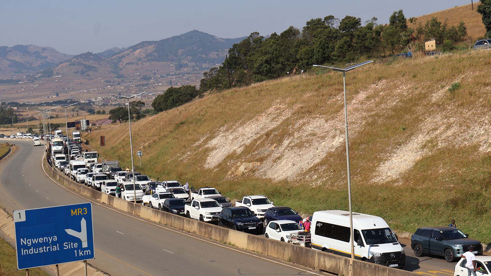 Motor vehicles got stuck in traffic while heading to the Ngwenya Border Post. (Pics:Mnelisi Dlamini)